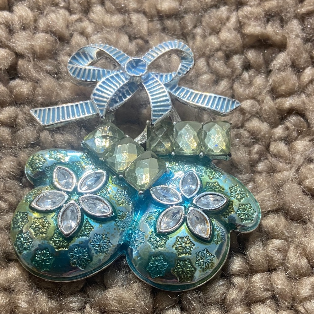 Napier Blue and Green Floral design mittens with bow Brooch 2”